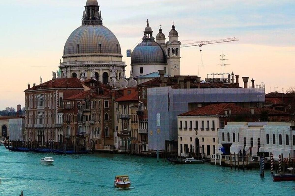 un groupe de bâtiments sur l'eau en face d'une ville