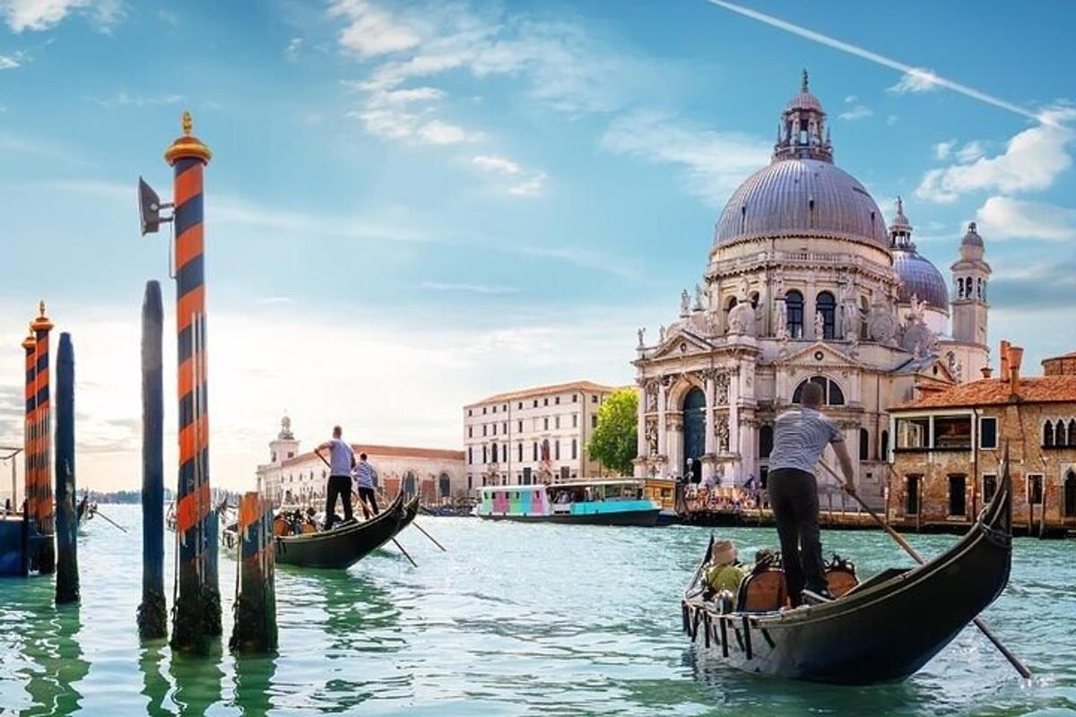 due gondole in acqua davanti a un edificio