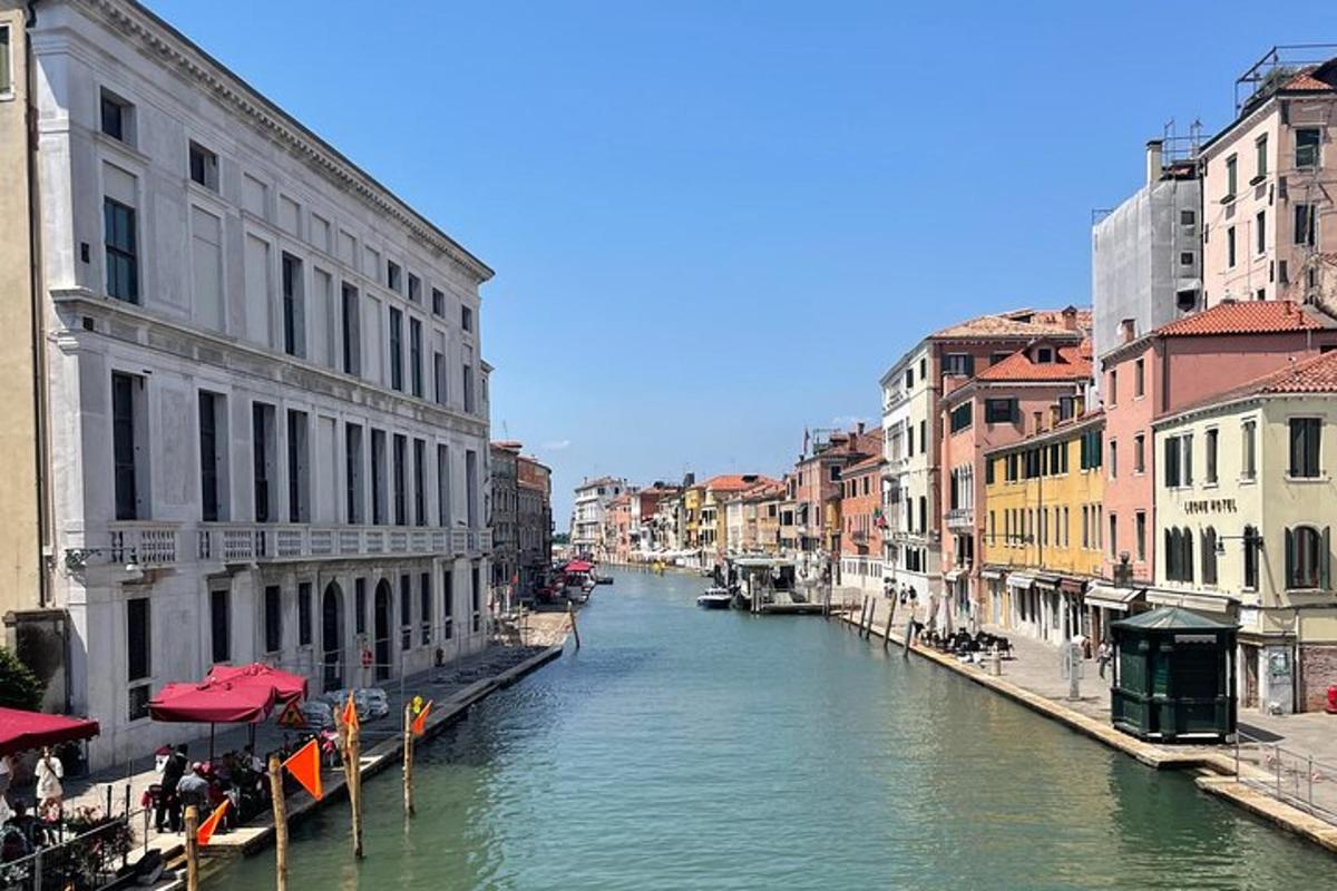 una vista di un canale in una città con edifici