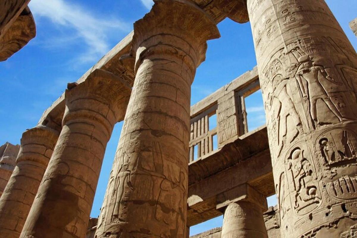 una imagen de las columnas del templo de Hathor