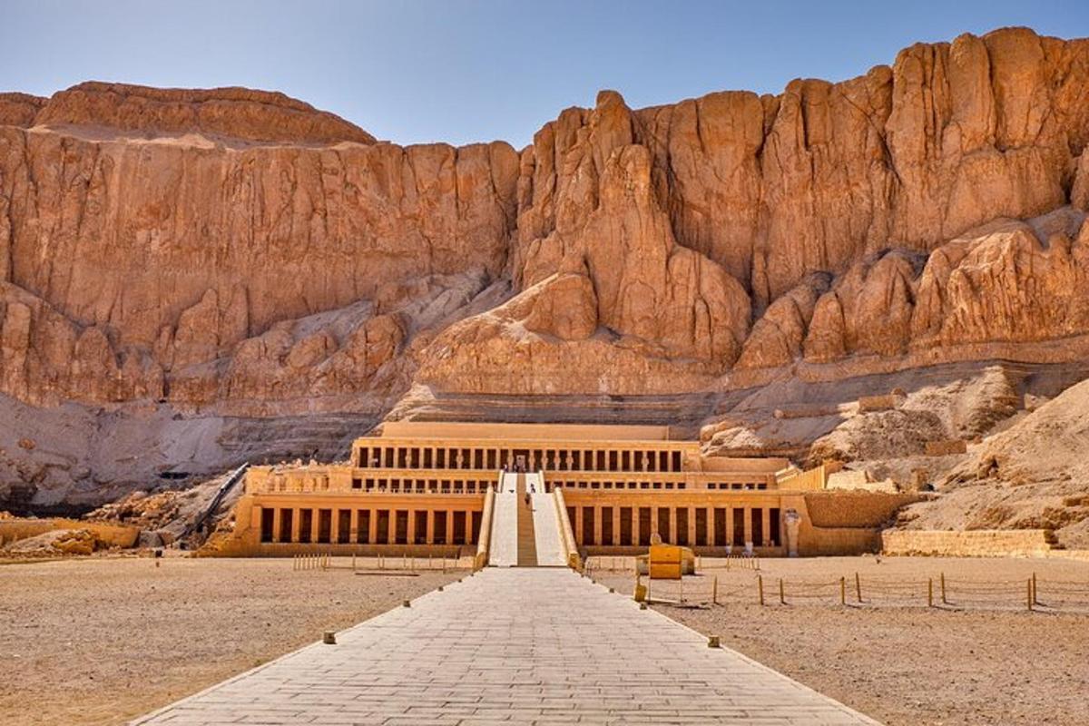 Un edificio en el desierto con una montaña.