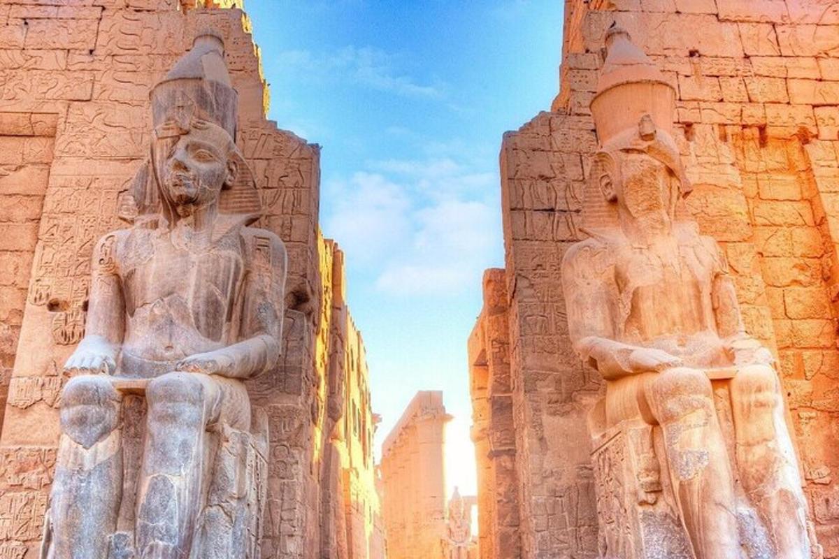 dos estatuas en el costado de un edificio