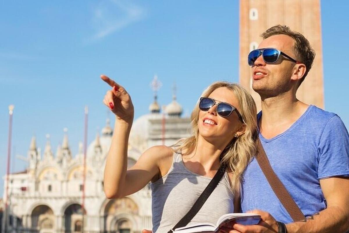 رجل وامرأة يقفان بجانب بعضهما البعض