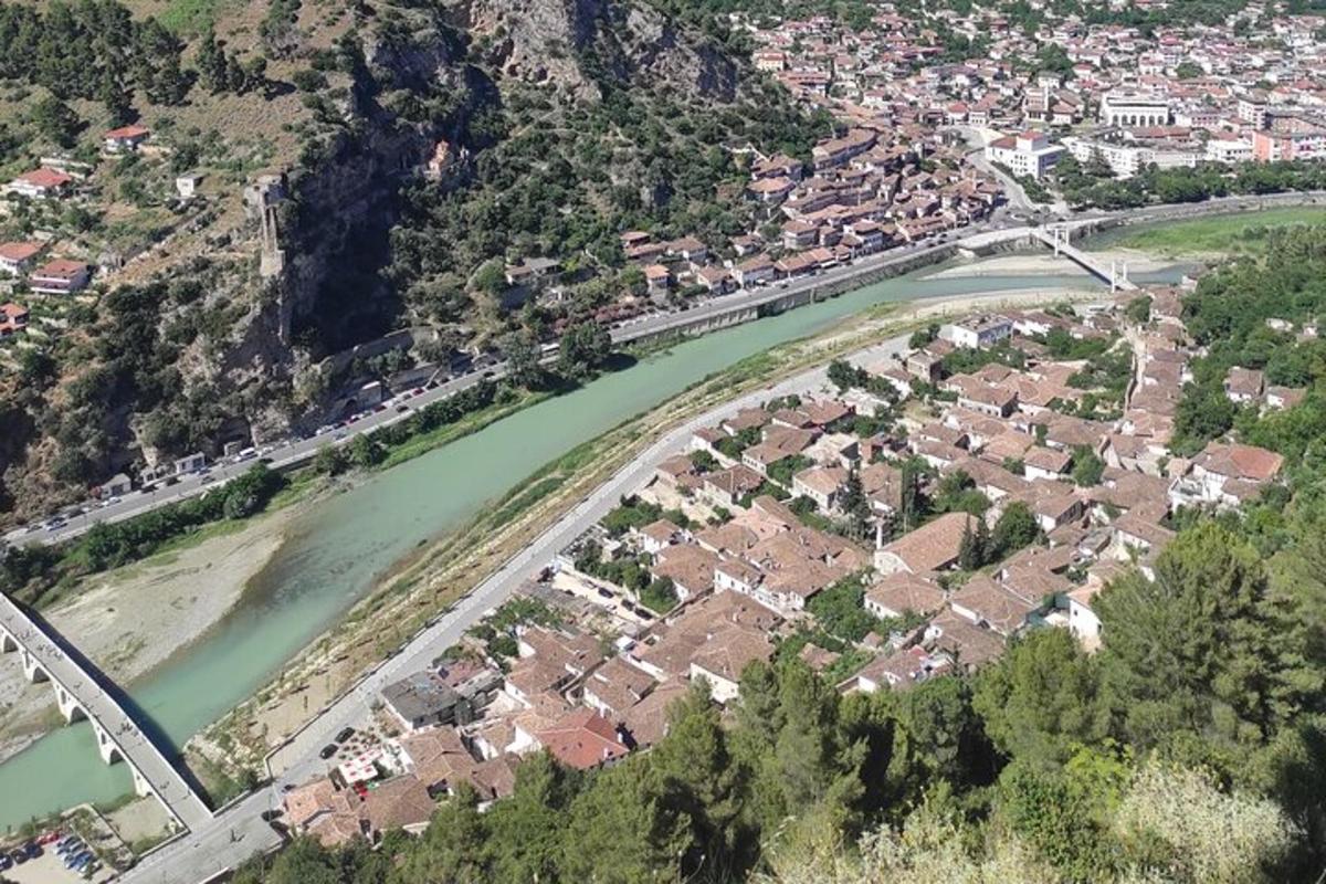 una vista aerea di un villaggio vicino a un fiume
