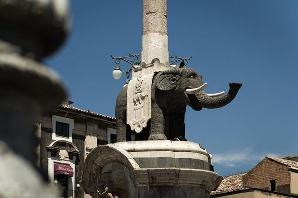 uma estátua de um elefante no topo de um monumento