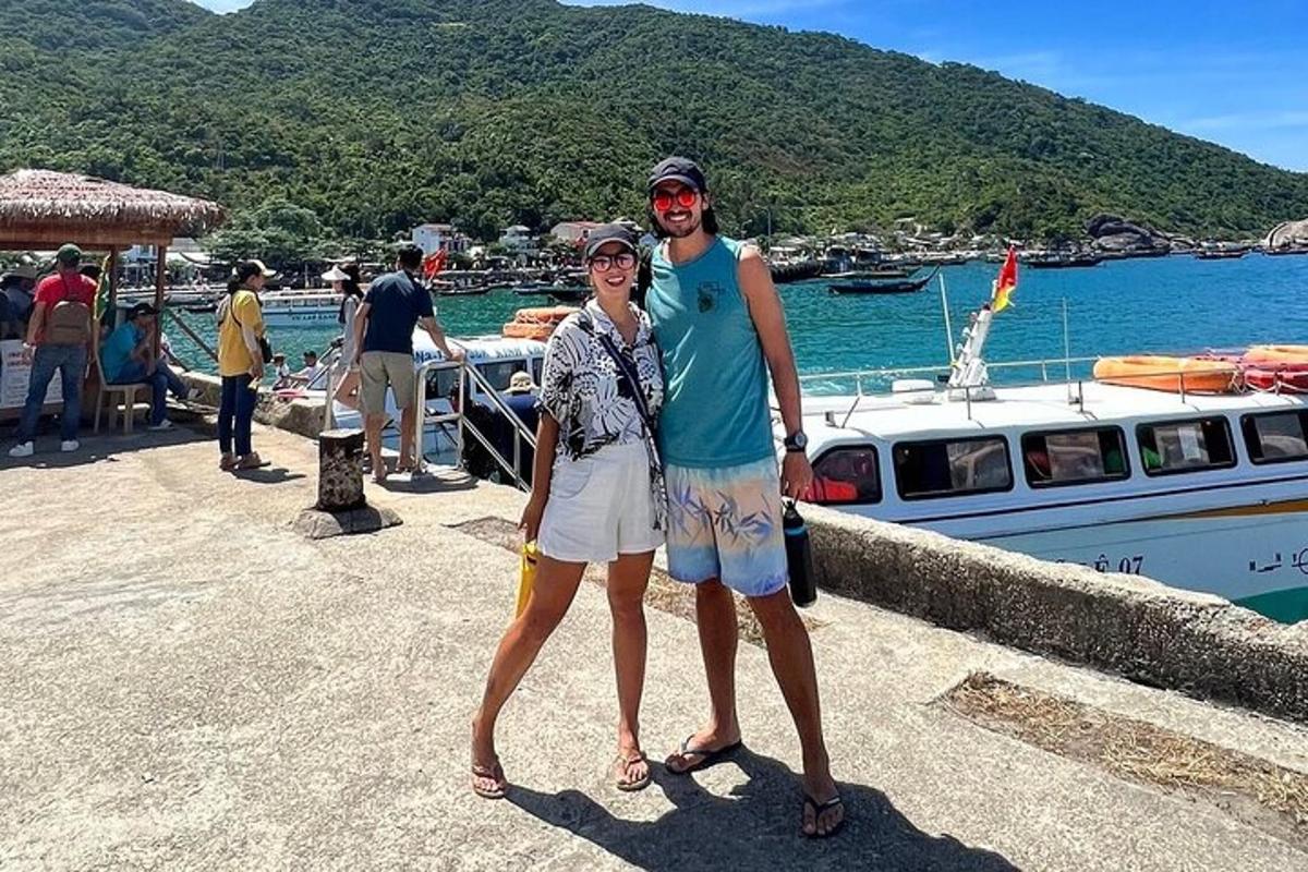 un home i una dona drets al costat d'un vaixell