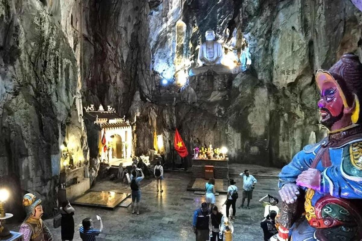 un gruppo di persone in piedi in una grotta