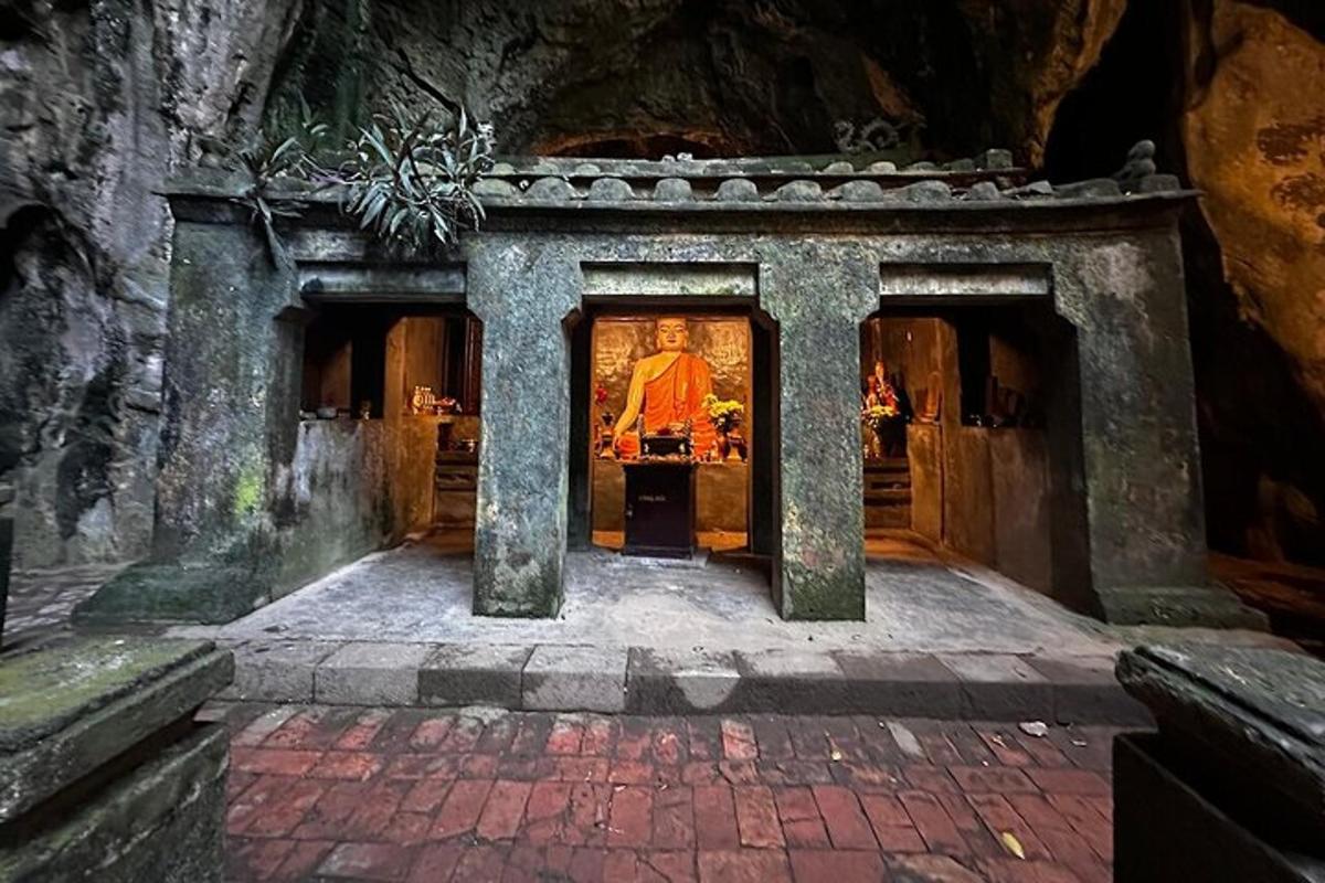 una stanza con un edificio in una grotta
