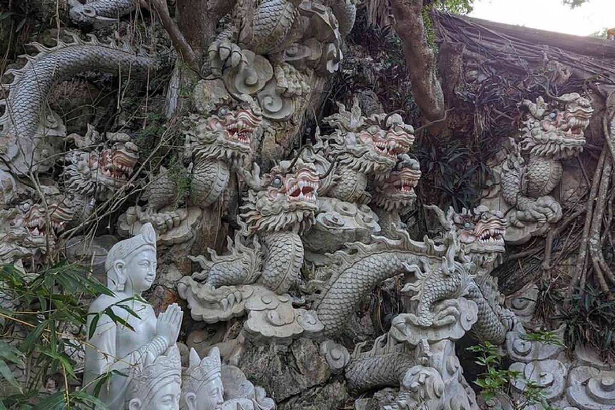 sekelompok patung di sisi tembok