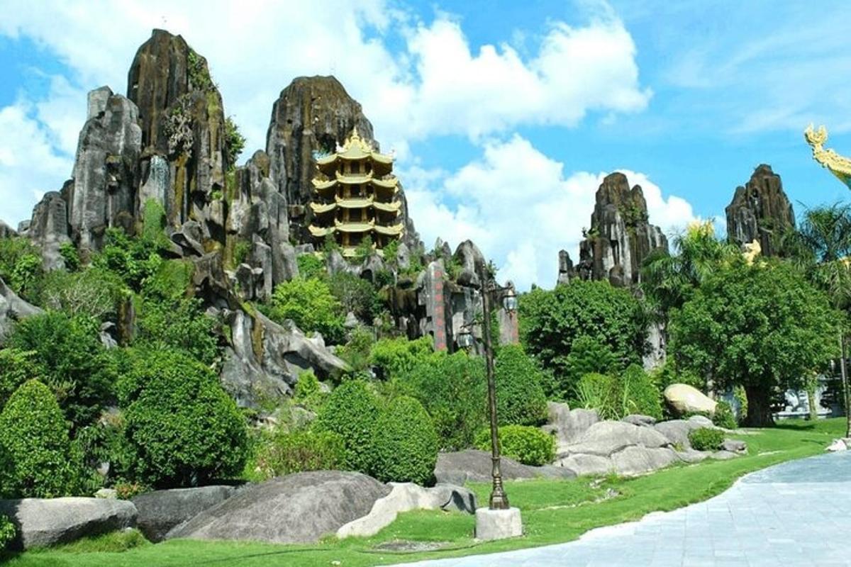 un giardino con rocce e una pagoda sullo sfondo