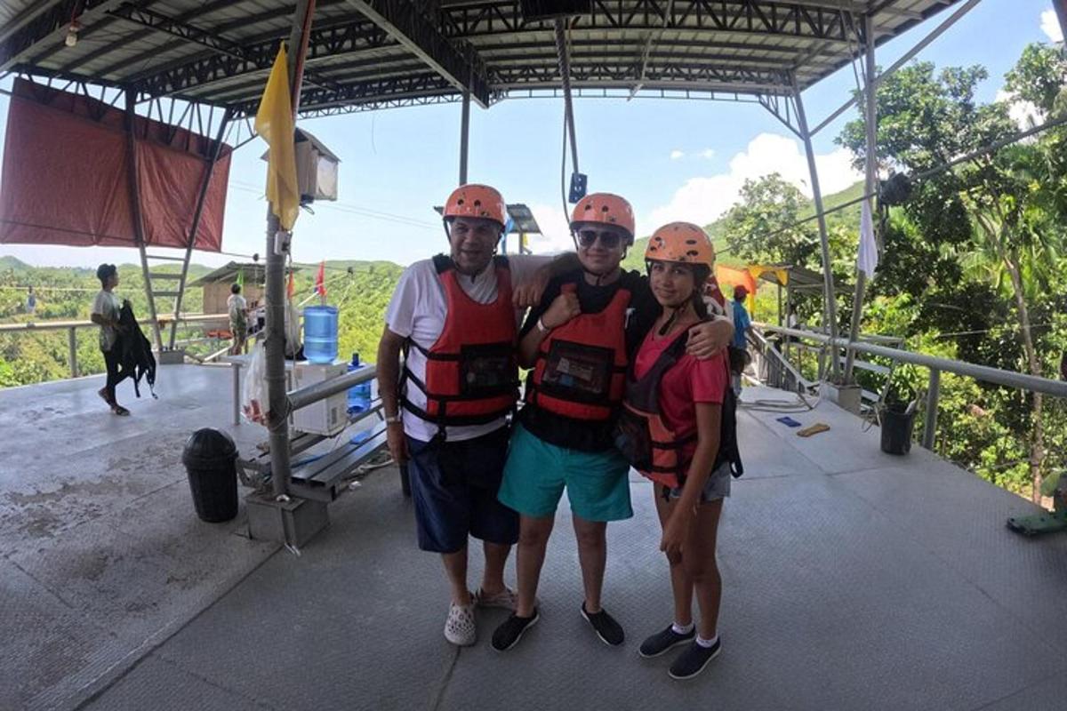 skupina tří lidí pózujících pro fotografii na zipline