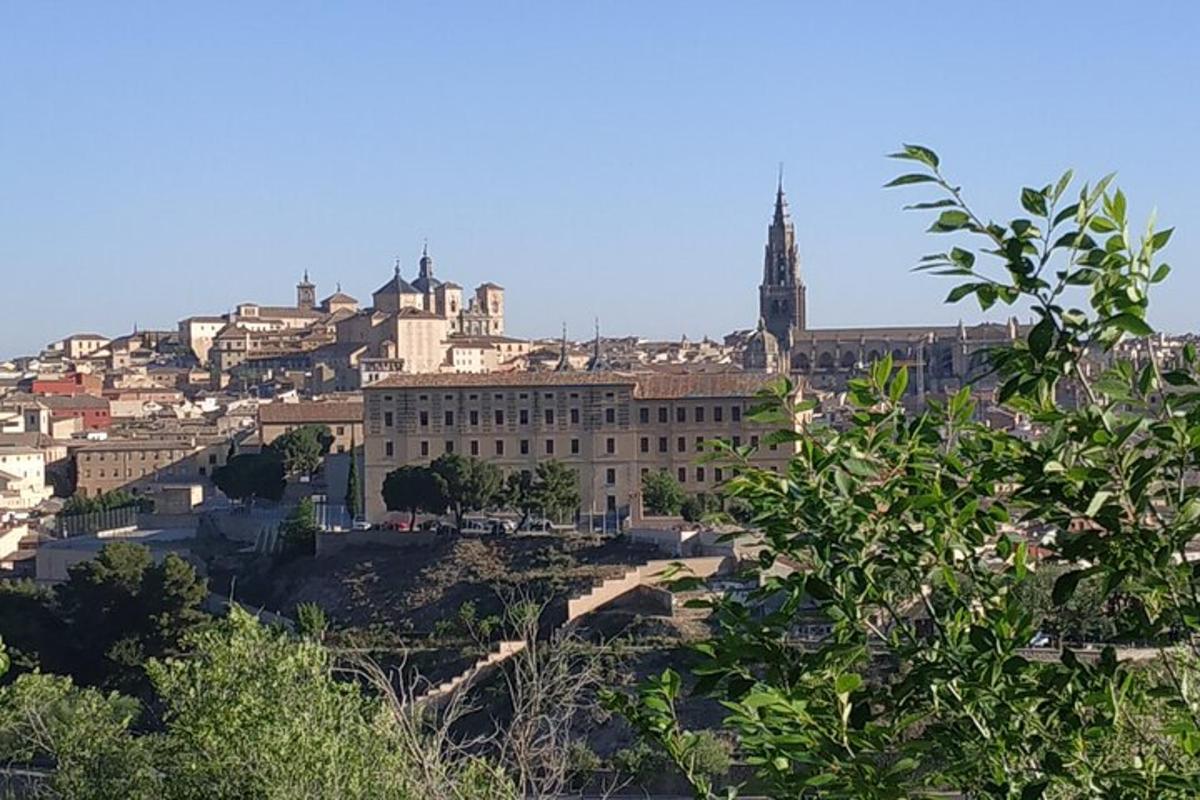 una vista di una città da una collina con un edificio