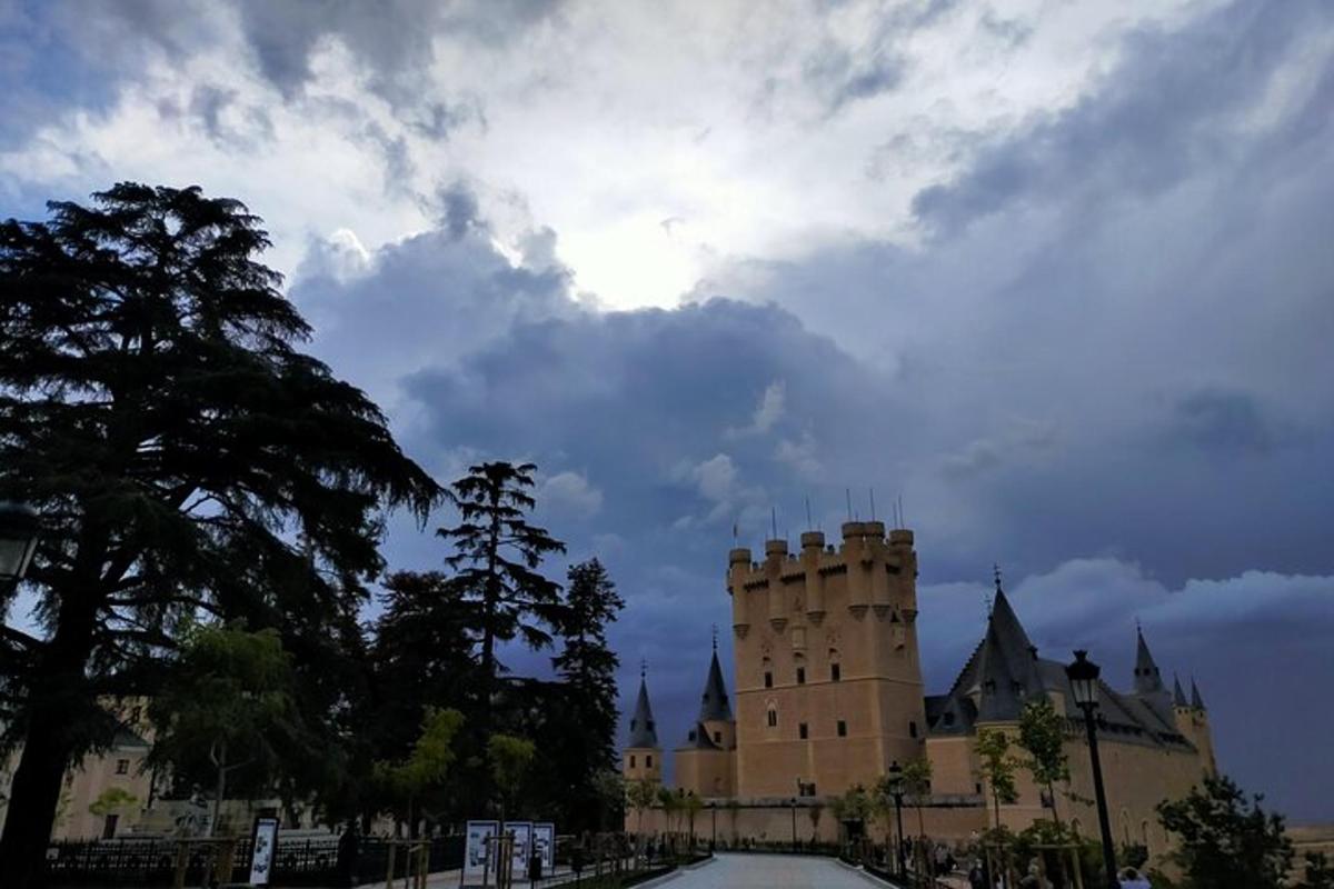 um castelo sob um céu nublado com um edifício