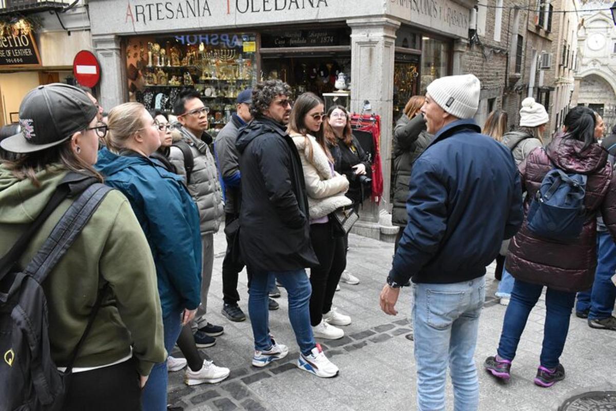 sekumpulan orang berdiri di tengah-tengah orang ramai di jalan