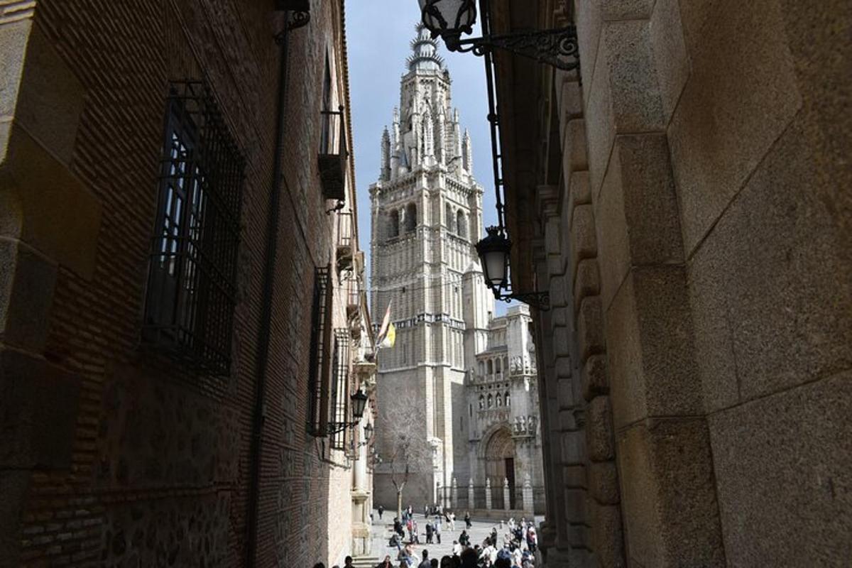 un alto edificio con una torre dell'orologio in lontananza