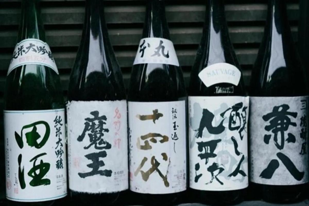 empat botol wain dengan tulisan Asia padanya