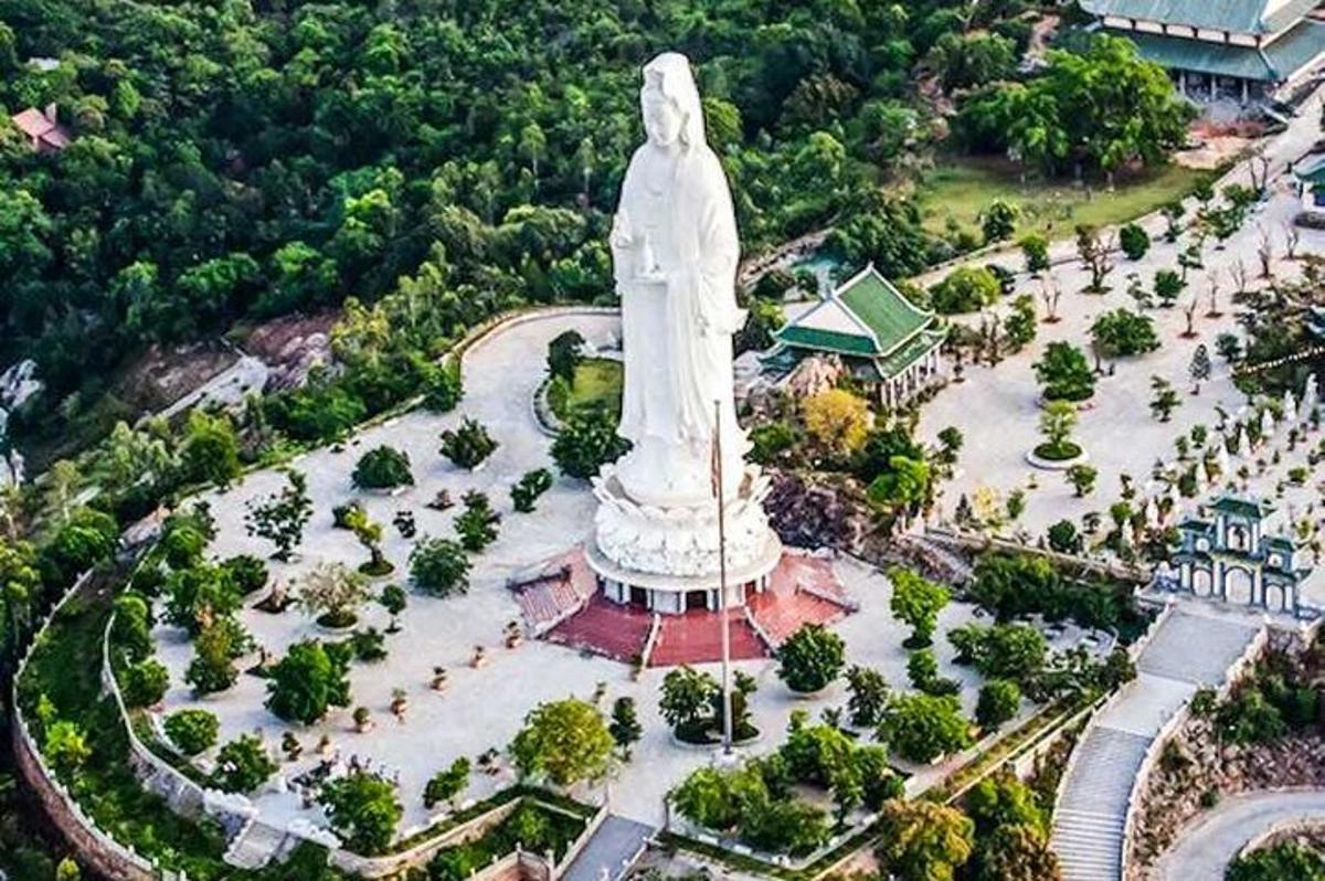 una vista aérea de una gran estatua en un parque