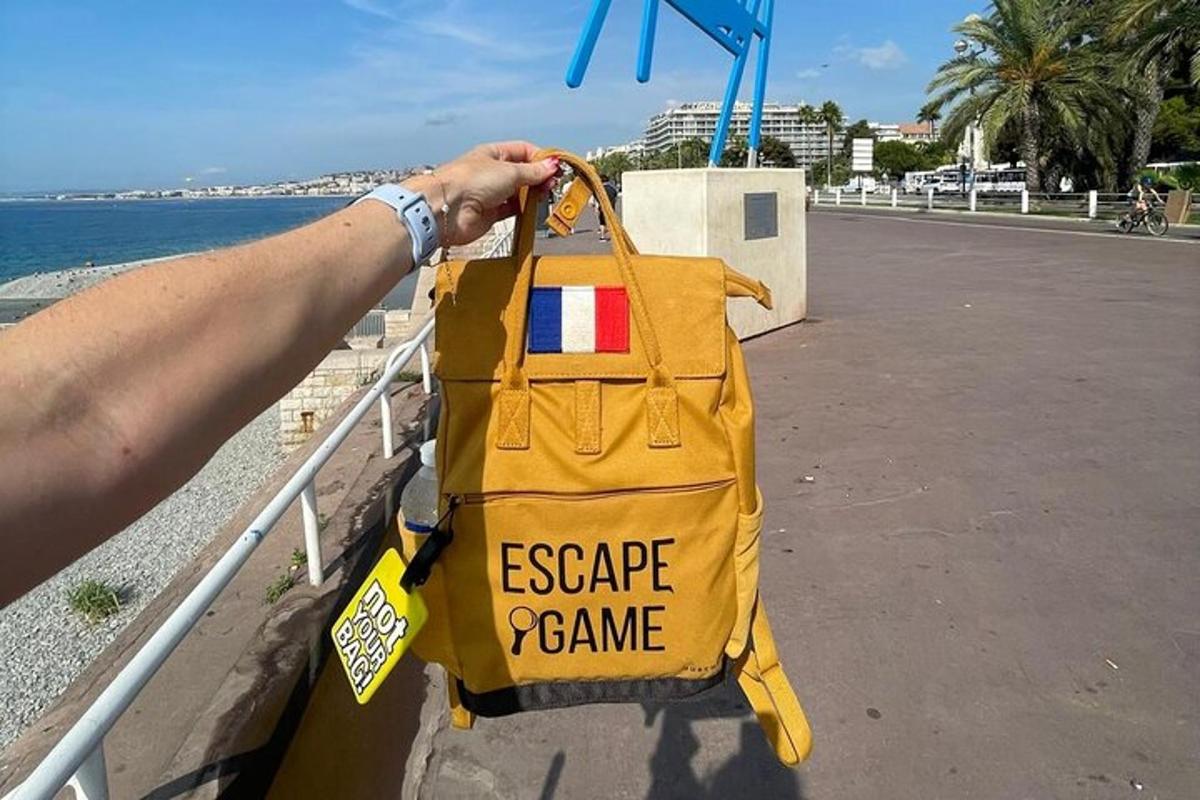 osoba držící žlutou tašku s nápisem escapegamer