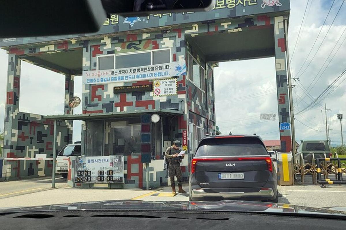 egy férfi egy benzinkút előtt áll