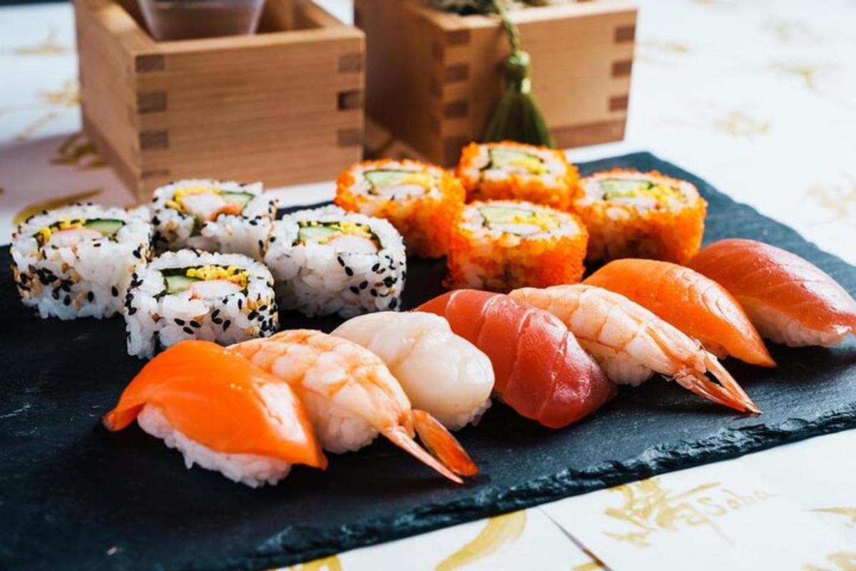 sepinggan sushi dan sayur-sayuran di atas meja