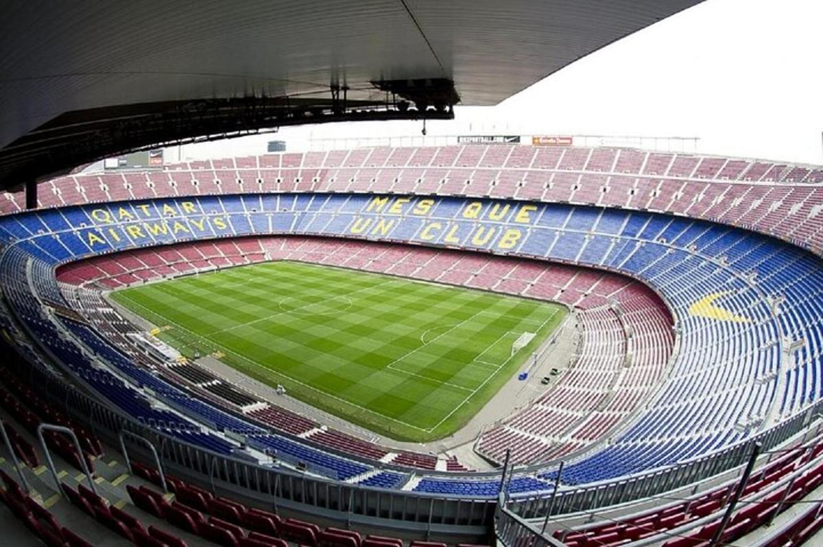 egy stadion látképe egy futballpályával