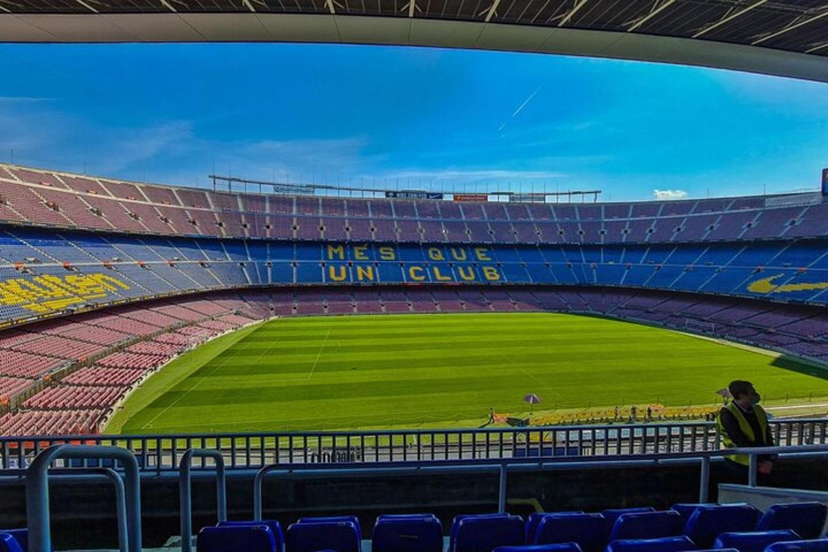 egy baseballmeccs látványa egy stadionban