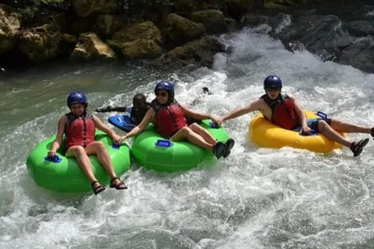 tres persones naveguen en basses en un riu