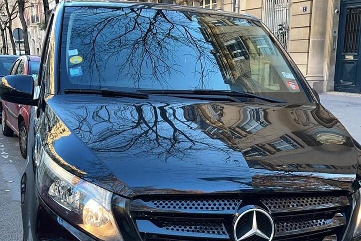 must auto, mille ees peegeldus