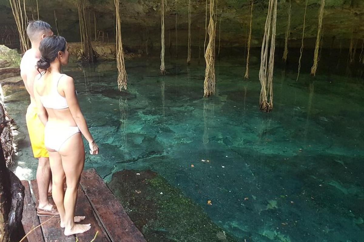 moški in ženska stojita pred bazenom vode