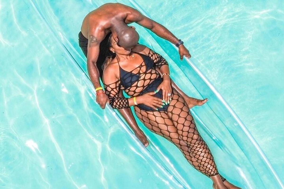 eine Frau in einem Schwimmbecken im Wasser