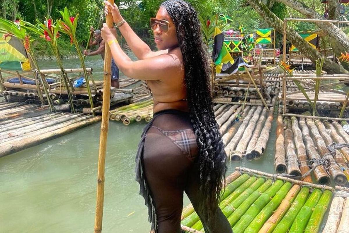 eine Frau im Badeanzug steht im Wasser