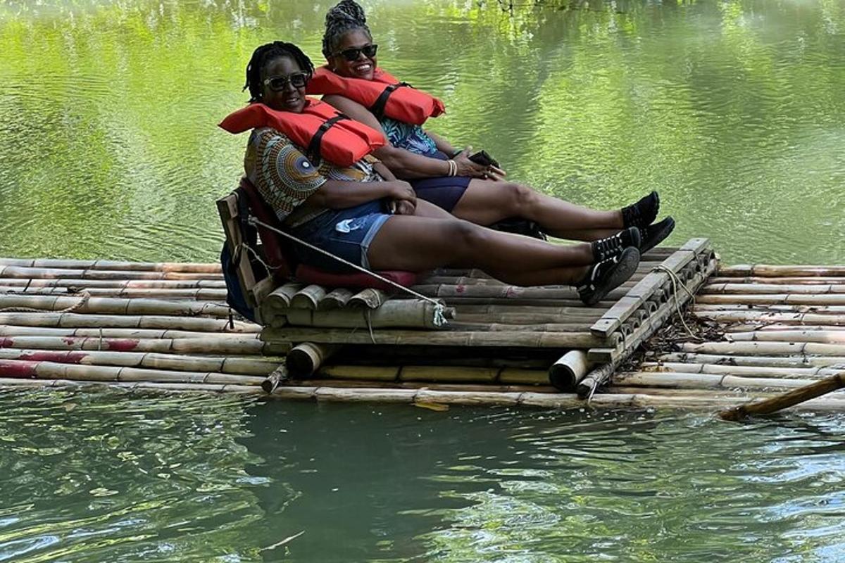 twee vrouwen zitten op een vlot in het water