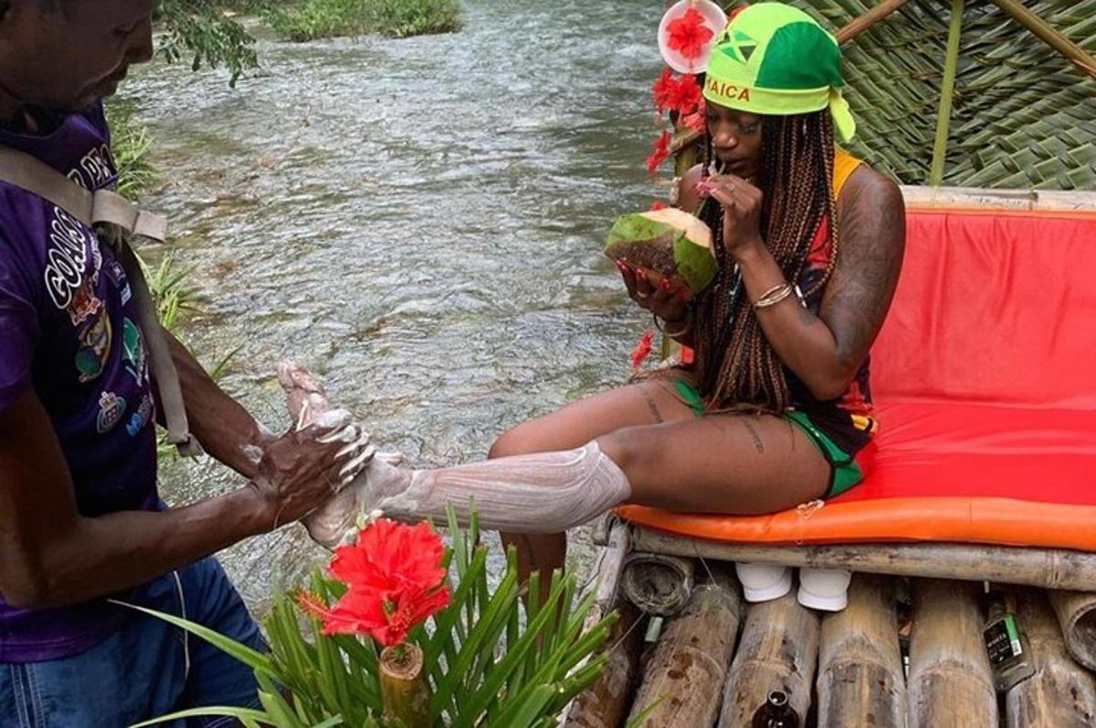 uma mulher sentada em um banco próximo à água
