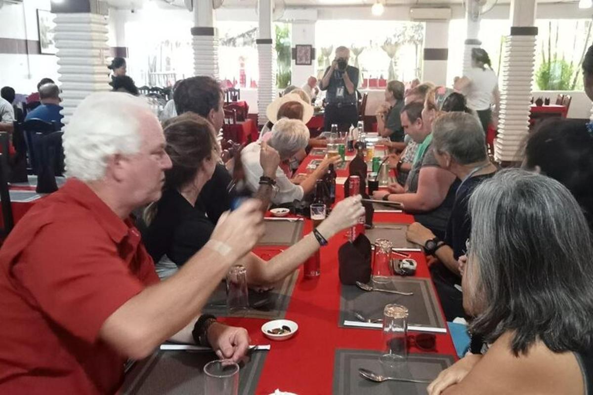 skupina ľudí sediacich pri dlhom stole