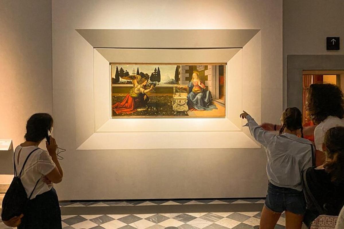 orang mengambil gambar lukisan di muzium