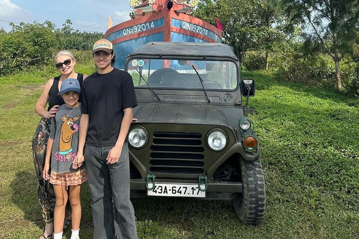 grupė žmonių, stovinčių priešais sunkvežimį