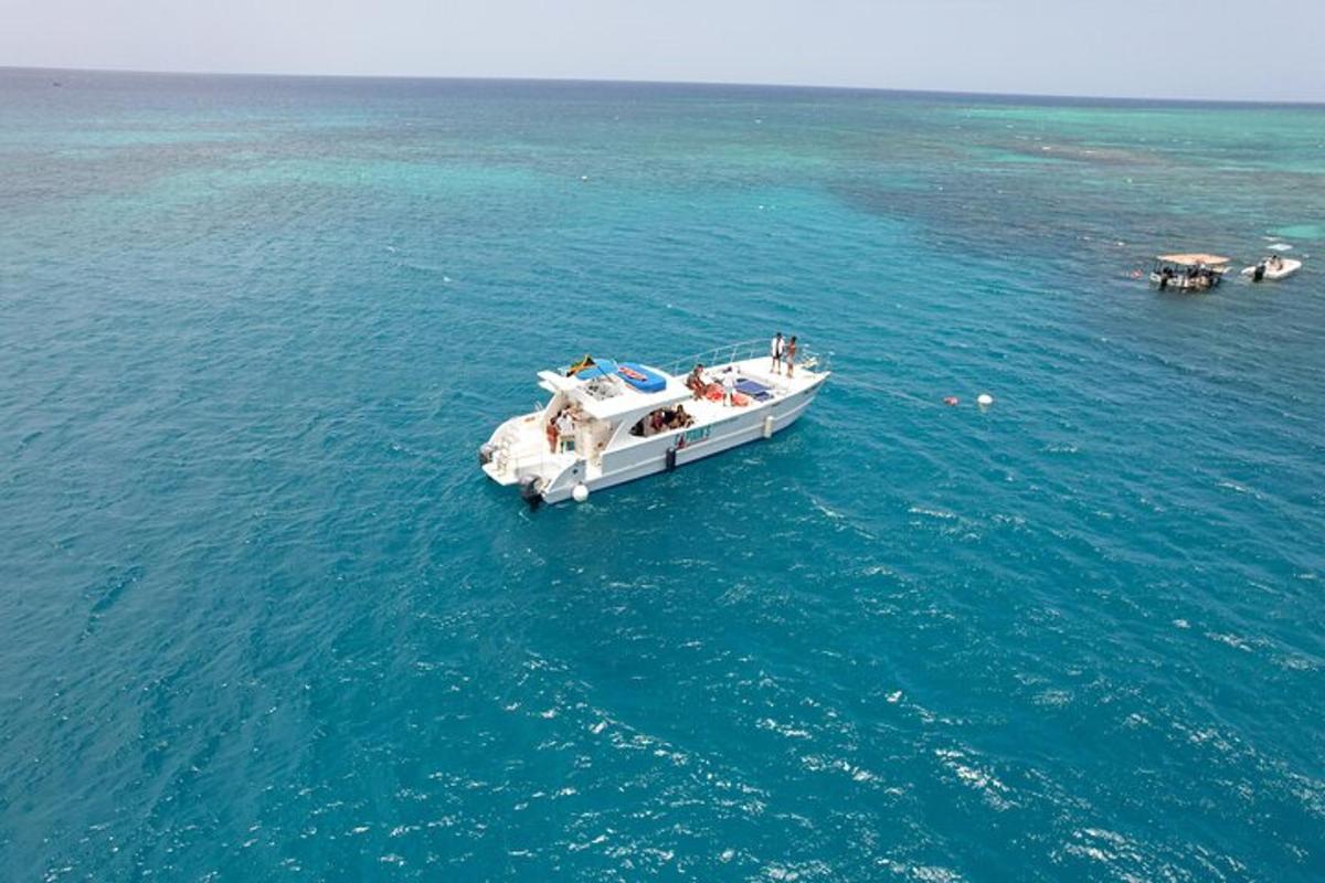 un barco blanco en medio del agua