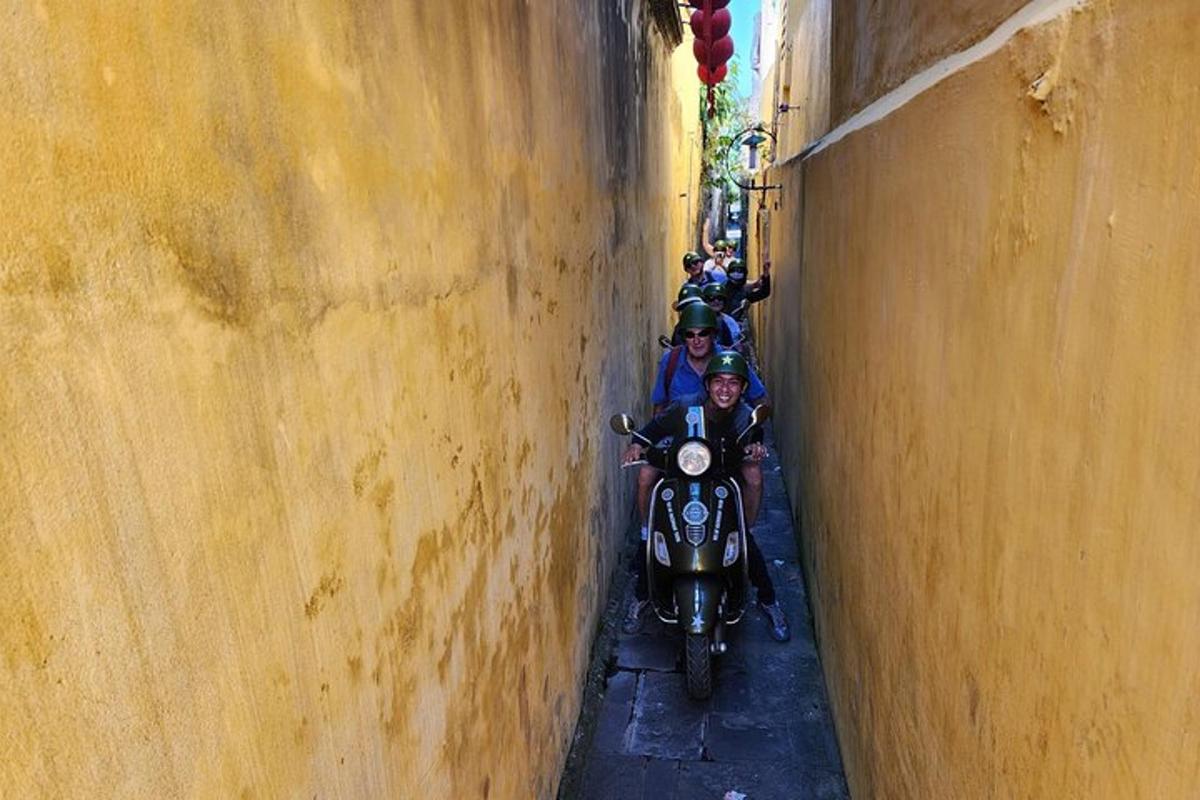 sekumpulan orang menunggang motosikal di lorong sempit