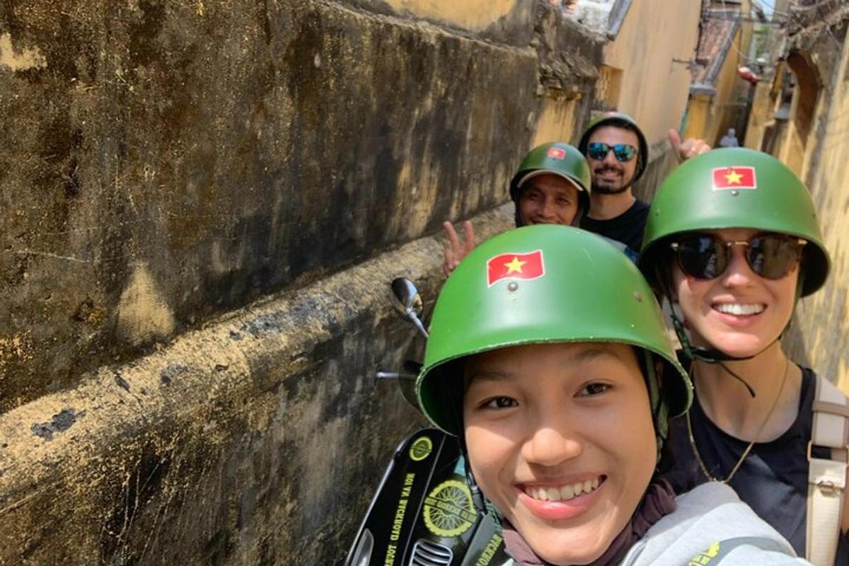 tiga orang memakai topi keledar hijau bergambar