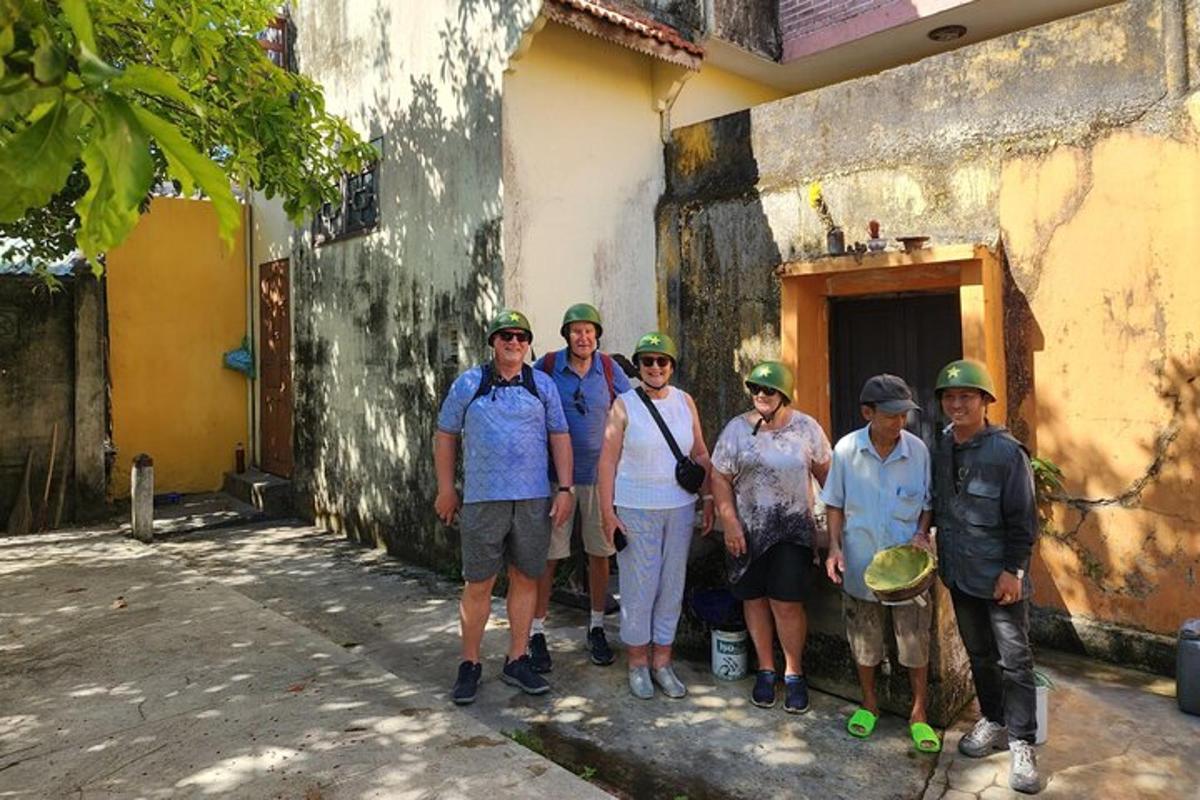 grupp inimesi, kes seisavad hoone ees