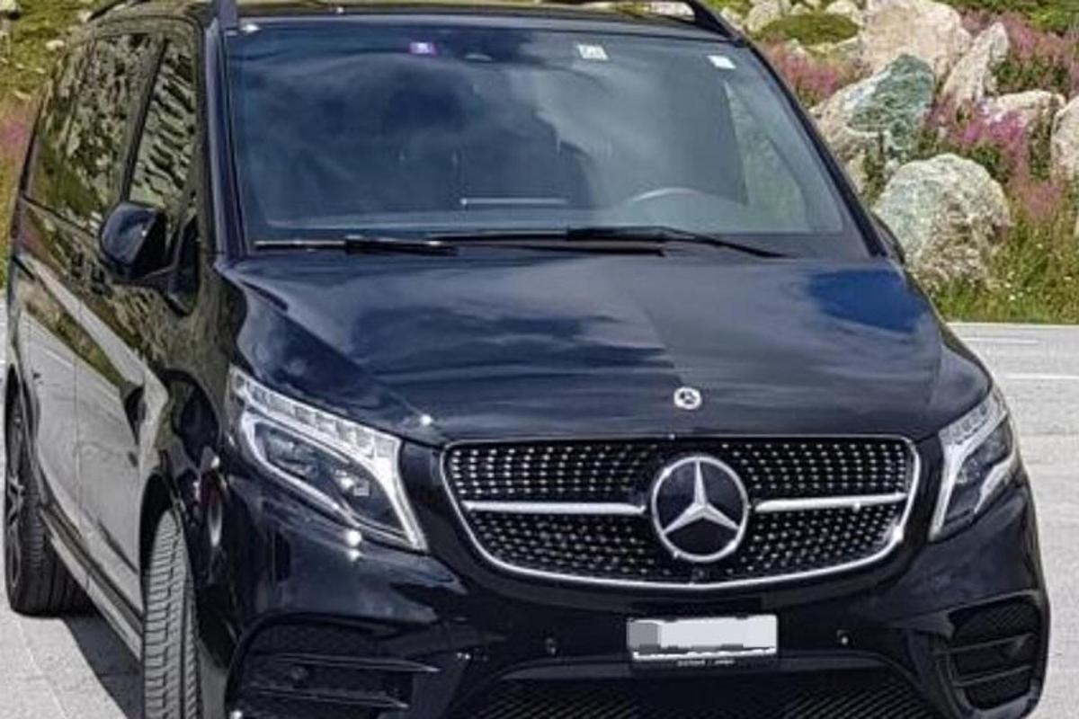 ein schwarzes Mercedes-Benz-Auto auf einem Parkplatz geparkt