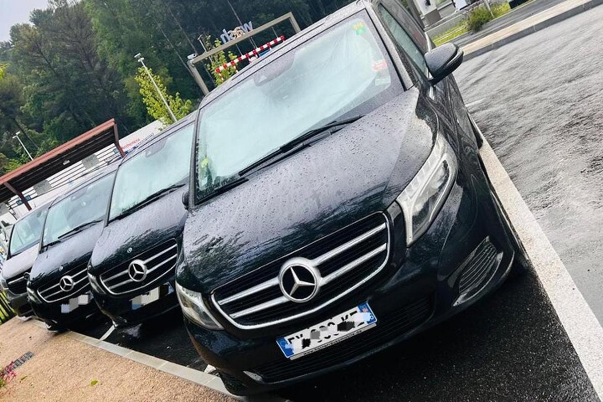 zwei Autos nebeneinander auf einem Parkplatz geparkt