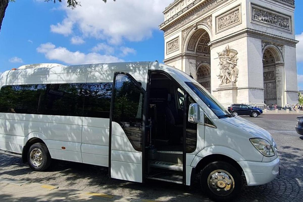 ein weißer Bus, der vor einem Gebäude parkt