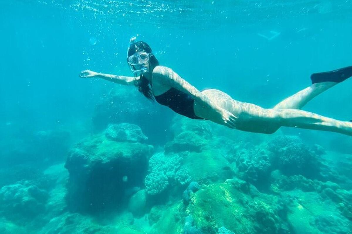 uma mulher nadando na água do oceano