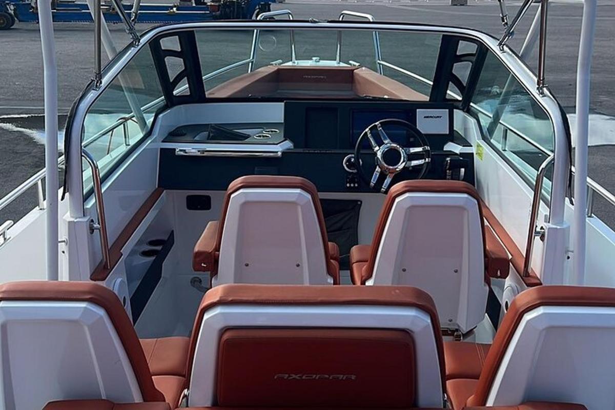 una barca con sedie e un volante su di essa