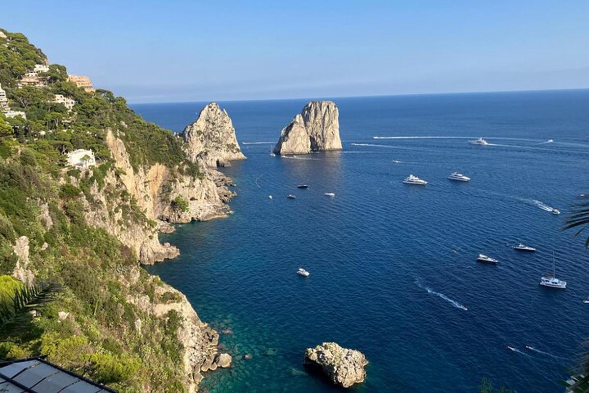 un gruppo di barche in un grande specchio d'acqua
