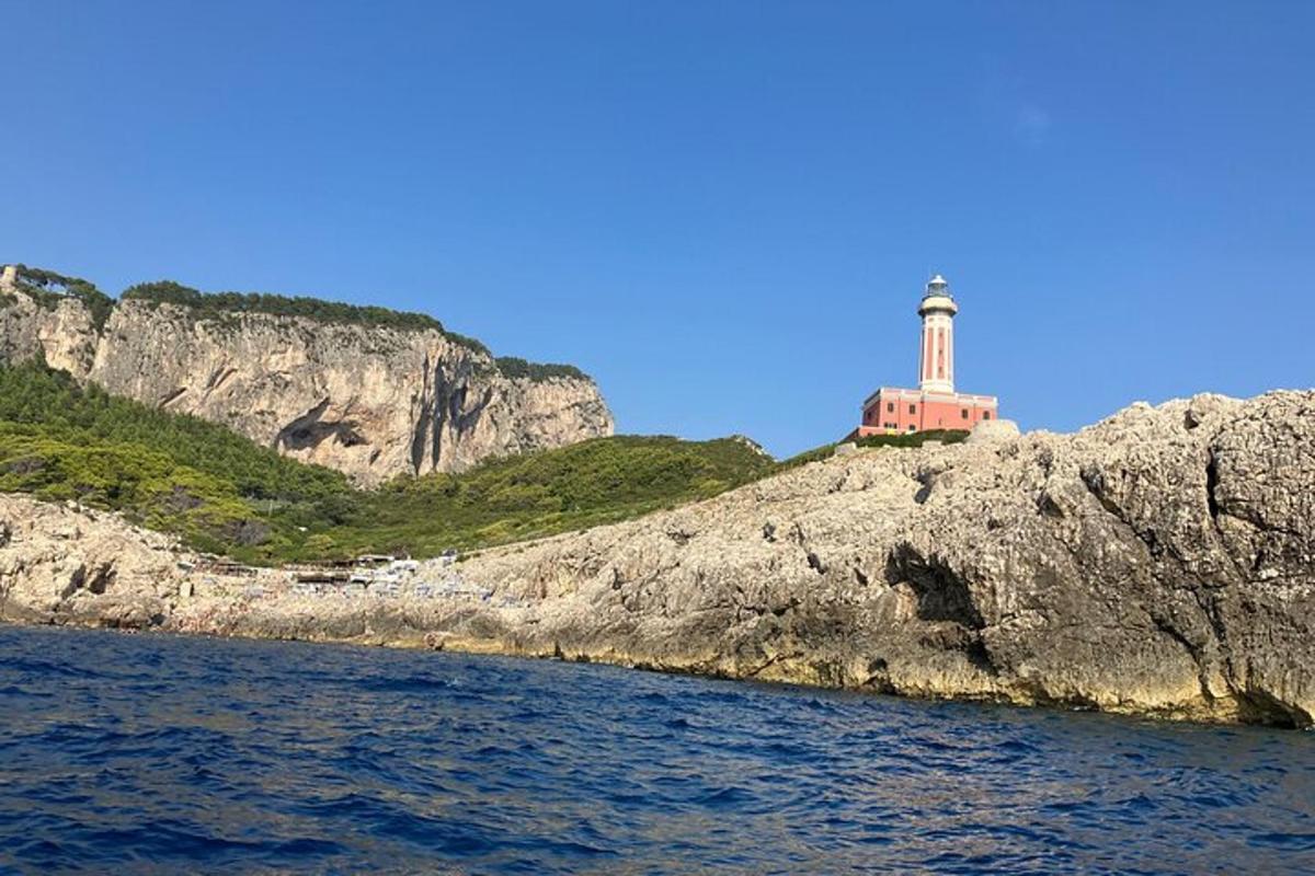 un faro sul lato di una scogliera rocciosa