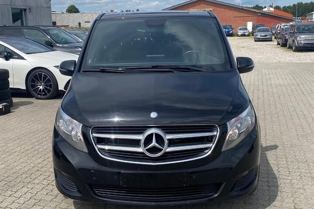Černé auto Mercedes Benz zaparkované na parkovišti