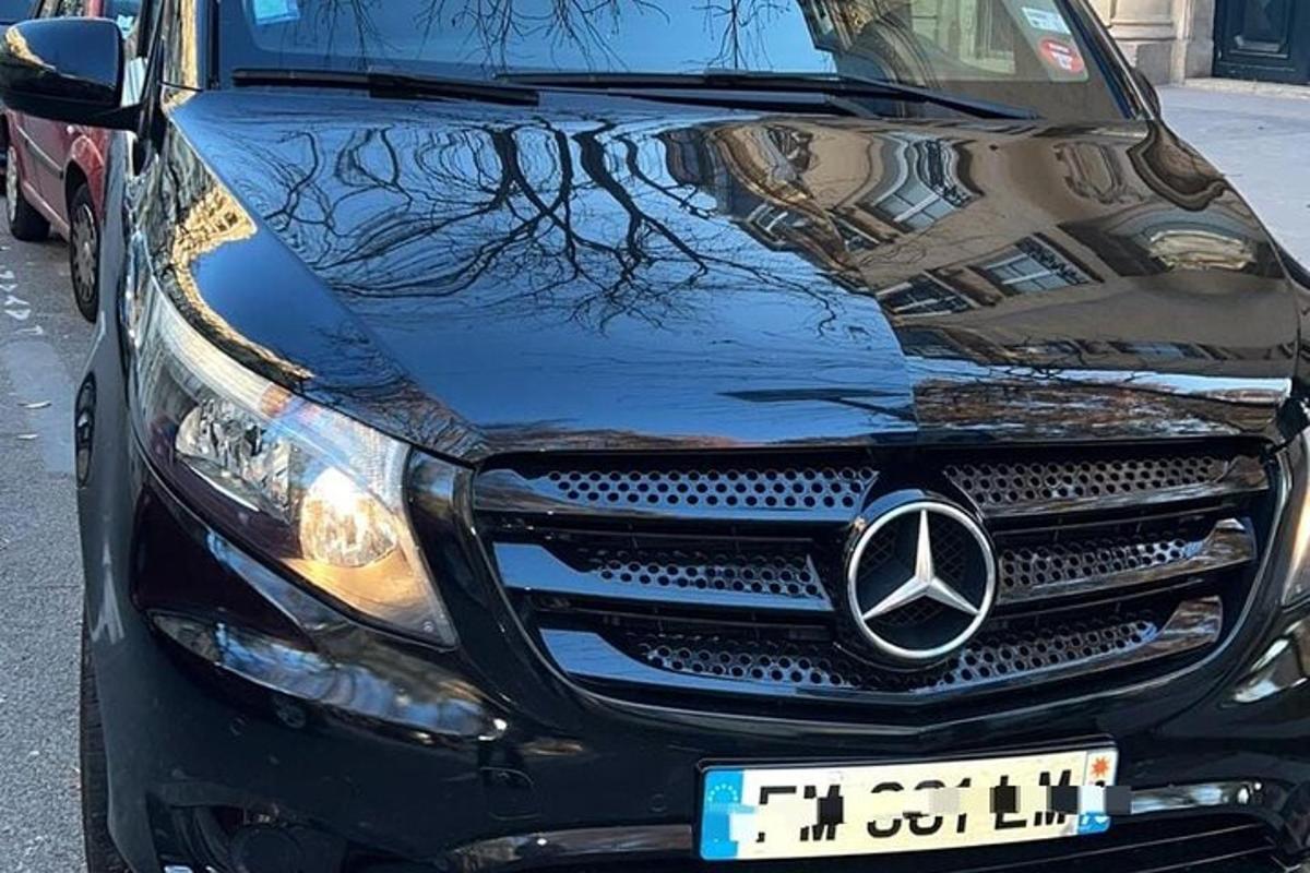 メルセデスベンツの車が駐車場に駐車されている