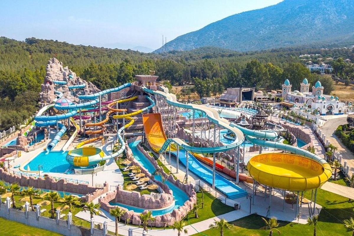 una imatge d'un parc aquàtic amb un tobogan